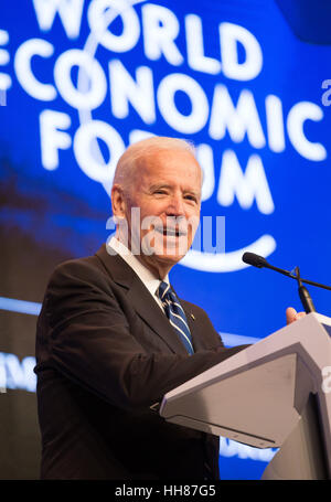 Davos, Suisse. 18 janvier, 2017. Le Vice-président américain Joe Biden parle à la 47e réunion annuelle du Forum économique mondial (WEF) à Davos, en Suisse, le 18 janvier 2017. Credit : Xu Jinquan/Xinhua/Alamy Live News Banque D'Images