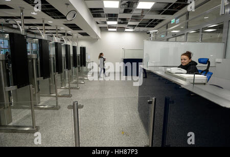 Dix-sept nouvelles bornes d'enregistrement libre-service machines a commencé à fonctionner à l'Aéroport International de Ruzyne de Prague, 9 dans la salle des arrivées et huit dans la salle d'embarquement, Président de la Police tchèque Tomas Tuhy dit lors d'une conférence de presse à Prague, République tchèque, le 18 janvier 2017. Vaclav Rehor, président du Conseil de l'état terme Cesky Aeroholding qui est responsable de l'aéroport par l'opération, a déclaré que le nombre de passagers pourrait atteindre jusqu'à 14 millions de dollars cette année. (Photo/CTK Michal Krumphanzl) Banque D'Images