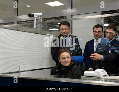 Dix-sept nouvelles bornes d'enregistrement libre-service machines a commencé à fonctionner à l'Aéroport International de Ruzyne de Prague, 9 dans la salle des arrivées et huit dans la salle d'embarquement, Président de la Police tchèque Tomas Tuhy (à gauche) a déclaré lors d'une conférence de presse à Prague, en République tchèque, le 18 janvier 2017. Vaclav Rehor (centre arrière), président du Conseil de l'état terme Cesky Aeroholding qui est responsable de l'aéroport par l'opération, a déclaré que le nombre de passagers pourrait atteindre jusqu'à 14 millions de dollars cette année. (Photo/CTK Michal Krumphanzl) Banque D'Images