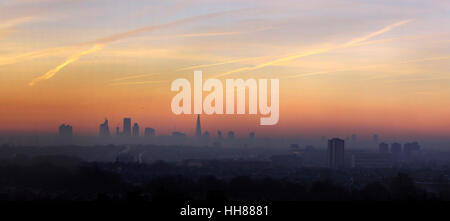 London, UK 18 janvier 2017. Canary Wharf a été baigné dans une lumière dorée au lever du soleil aujourd'hui à ce qui a été un départ dans la capitale. Crédit : Paul Swinney/Alamy Live News Banque D'Images