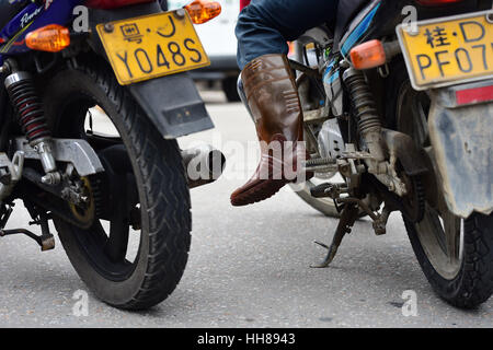 Shunde, la province chinoise du Guangdong. 18 janvier, 2017. Un travailleur migrant de porter des bottes de pluie conduit une moto à Guangzhou, province du Guangdong en Chine du sud, le 18 janvier 2017. La fête du printemps, ou Nouvel An lunaire chinois, qui tombe le 28 janvier cette année, est connue comme la plus grande migration, avec des millions de travailleurs migrants qui voyagent de grandes distances pour les réunions de famille. Certains d'entre eux le faire en moto, équitation, souvent pendant des jours. Credit : Liu Dawei/Xinhua/Alamy Live News Banque D'Images