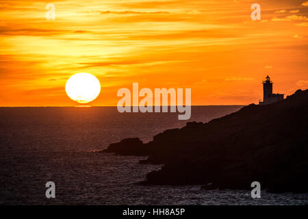 Lamorna Cove, Cornwall, UK. 18 janvier 2017. Météo britannique. Lever du soleil magnifique à la fin, avec les terres vers le Tater du phare à l'avant-plan. Credit : S Maycock/Alamy Live News Banque D'Images