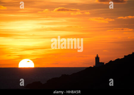 Lamorna Cove, Cornwall, UK. 18 janvier 2017. Météo britannique. Lever du soleil magnifique à la fin, avec les terres vers le Tater du phare à l'avant-plan. Credit : S Maycock/Alamy Live News Banque D'Images