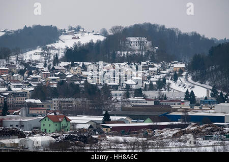 Une vue générale de Sevnica, la Slovénie, la ville natale de Melania Trump, vu l'avance de l'inauguration du président américain Donald Trump . Banque D'Images