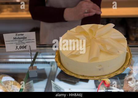 Un membre du personnel au Julija bakery à Sevnica, Slovénie, est titulaire d'un elanija "gâteau" vu de l'avant de l'inauguration du président américain Donald Trump . Banque D'Images