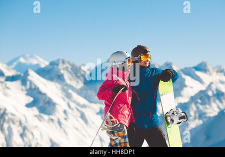 Couple heureux des planchistes dans les montagnes des Alpes Banque D'Images