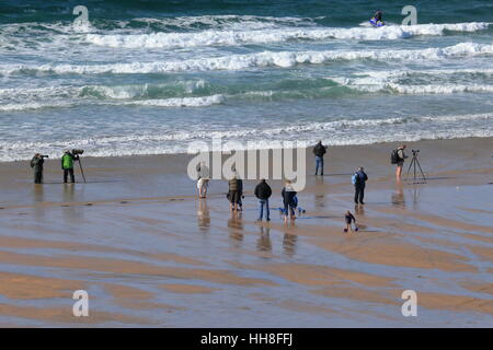 Photographes avec des téléobjectifs attendent une action sur la plage - pour quelle occasion ? Est-ce que le surf d'un cornish beach le donner ? Banque D'Images