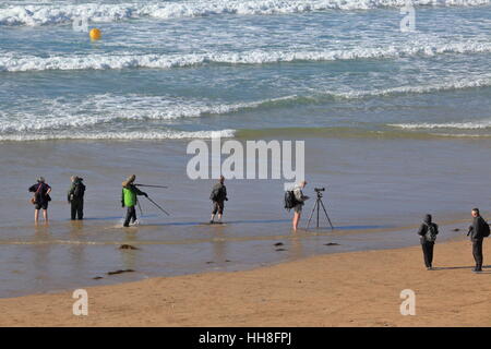 Photographes avec des téléobjectifs attendent une action sur la plage - pour quelle occasion ? Est-ce que le surf d'un cornish beach le donner ? Banque D'Images