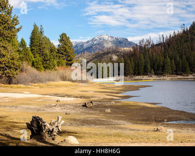 La vue sur Hume Lake dans le Parc National Kings Canyon, en Californie à la pointe vers l'Wren et la Sierra Nevada. Banque D'Images