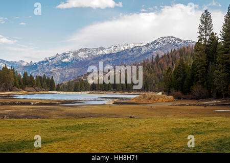La vue sur Hume Lake dans le Parc National Kings Canyon, en Californie à la pointe vers l'Wren et la Sierra Nevada. Banque D'Images