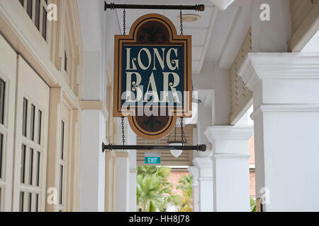 Inscrivez-vous pour la célèbre longue barre lors de l'historique Raffles Hotel, Singapore. Banque D'Images