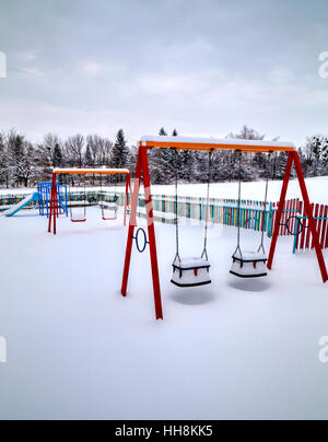 Aire de jeu couverte de neige en hiver Banque D'Images