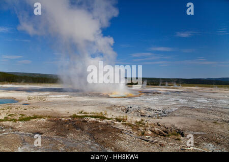 Pot de peinture la vapeur dans le Parc National de Yellowstone. Banque D'Images