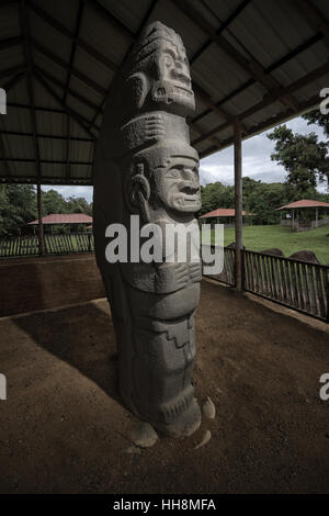 Statue de pierre pré-colombiens libre détails dans Altos de los Idolos site archéologique en Colombie Banque D'Images