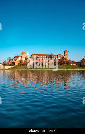 Célèbre monument château de Wawel vu à partir de la Vistule Banque D'Images