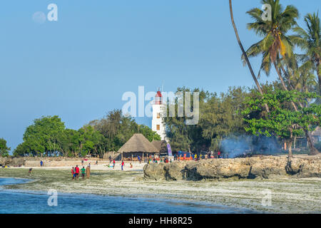 La population locale à côté de phare de Nungwi Banque D'Images