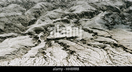 Paysage volcanique hostile, les lacunes et les fissures, sur sol sec, le Mont Bromo cratère du volcan, Parc National de Bromo Tengger Semeru, Java Banque D'Images