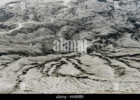 Paysage volcanique hostile, les lacunes et les fissures, sur sol sec, le Mont Bromo cratère du volcan, Parc National de Bromo Tengger Semeru, Java Banque D'Images