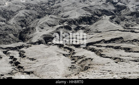 Paysage volcanique hostile, les lacunes et les fissures, sur sol sec, le Mont Bromo cratère du volcan, Parc National de Bromo Tengger Semeru, Java Banque D'Images