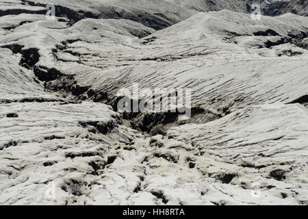 Paysage volcanique hostile, les lacunes et les fissures, sur sol sec, le Mont Bromo cratère du volcan, Parc National de Bromo Tengger Semeru, Java Banque D'Images