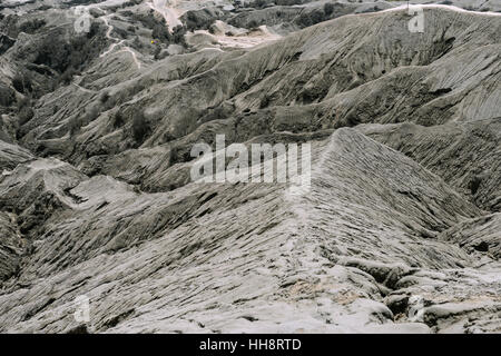 Paysage volcanique hostile, les lacunes et les fissures, sur sol sec, le Mont Bromo cratère du volcan, Parc National de Bromo Tengger Semeru, Java Banque D'Images