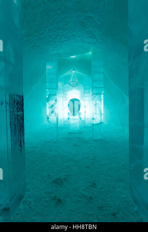 Hall d'entrée avec la sculpture et d'un lustre de glace Jukkasjärvi, Hôtel de Glace, Laponie, province de Norrbotten, en Suède Banque D'Images