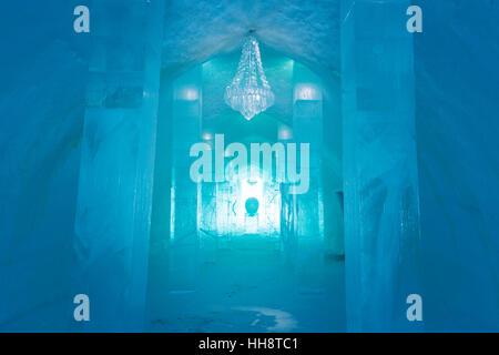 Hall d'entrée avec la sculpture et d'un lustre de glace Jukkasjärvi, Hôtel de Glace, Laponie, province de Norrbotten, en Suède Banque D'Images