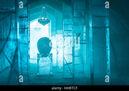 Hall d'entrée avec la sculpture et d'un lustre de glace, l'Icehotel, Jukkasjärvi, Laponie, Suède, comté de Norrbotten Banque D'Images