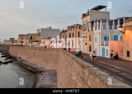 Rangée de maisons au-dessus du mur de la ville, lumière du soir, Province de Sassari, Alghero, Sardaigne, Italie Banque D'Images