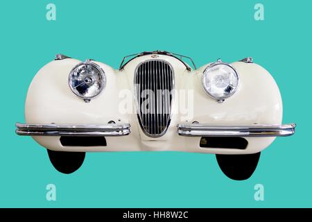 Vue frontale d'une Jaguar XK120 dentelle classique sur un fond vert Banque D'Images