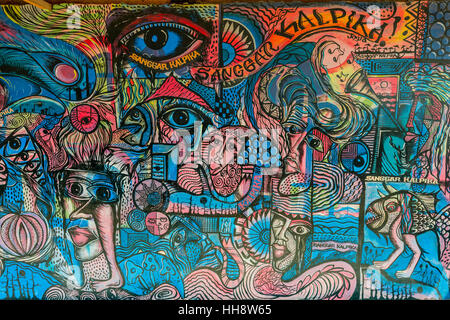 Art de rue, graffiti colorés avec des yeux et des visages, Yogyakarta, Java, Indonésie Banque D'Images