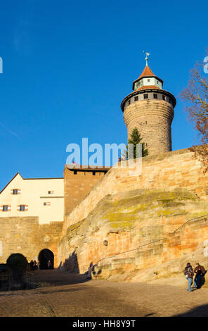 Château médiéval (Sinwellturm Tour Sinwell) construit sur un affleurement de grès. Nuremberg, Bavière, Allemagne Banque D'Images