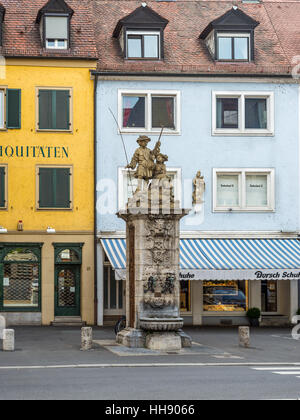 Vintage Public fontaine d'eau potable (eau du robinet) avec de jeunes pêcheurs statue sur la rue de la vieille ville de Wurzburg Banque D'Images