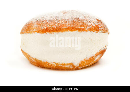 Maritozzo con la panna (sweet bun traditionnel romain avec crème fouettée) sur un fond blanc Banque D'Images