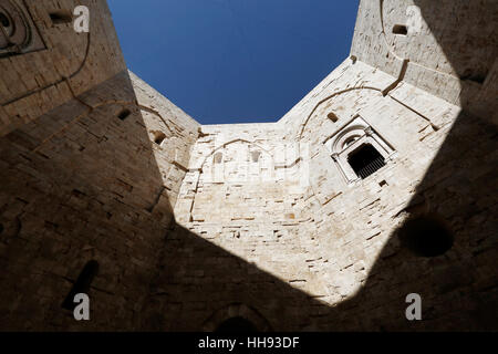 ANDRIA, ITALIE, le 3 août, 2016 : Avis de Castel del Monte, patrimoine mondial de l'château médiéval construit sur une colline solitaire. Banque D'Images