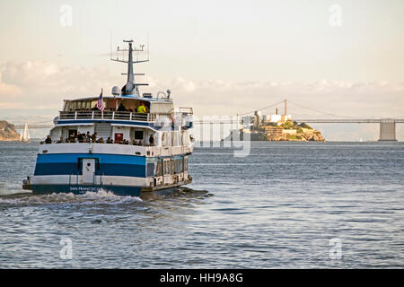 La fin de l'après-midi ferry pour Sausalito San Francisco avec l'île d'Alcatraz et le Bay Bridge dans le fond, Dec 2016. Banque D'Images