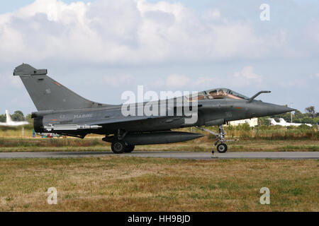 La Marine française Dassault Rafale jet taxiing au 100-ans-bourget sur la base aérienne d'Aeronavale Hyeres. Banque D'Images