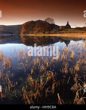 Réflexions d'automne de l'église de Trossachs, Loch Achray, Trossachs. Banque D'Images