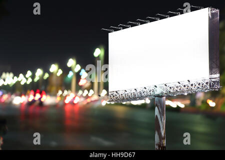 Blank billboard sur rue - nuit résumé floue peut publicité pour afficher ou un montage de vos produits ou de votre entreprise. Banque D'Images