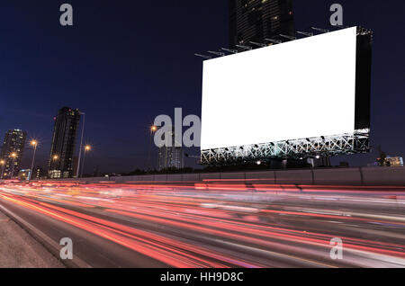 Blank billboard sur light trails, street et urbain dans le crépuscule, nuit - pouvez publicité pour afficher ou un montage produits ou entreprise. Banque D'Images