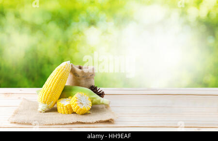 Nature fraîche sur maïs sac de chanvre et tissu de table bois vert flou sur l'arrière-plan flou Banque D'Images