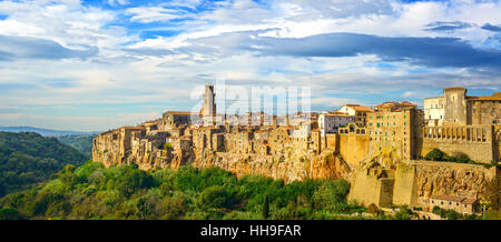 Toscane Pitigliano, village médiéval sur tuff rocky hill. Paysage panoramique photographie haute résolution. L'Italie, l'Europe. Banque D'Images