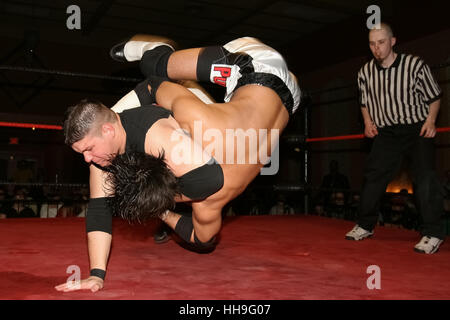 Superstar WWE Canadien Kevin Owens, puis à l'aide de son vrai nom de Kevin Steen, est vu dans ses premiers jours de lutte au cours d'un combat dans la ville de Québec samedi 9 avril 2005. Banque D'Images