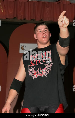 Superstar WWE Canadien Kevin Owens, puis à l'aide de son vrai nom de Kevin Steen, est vu dans ses premiers jours de lutte au cours d'un combat dans la ville de Québec samedi 9 avril 2005. Banque D'Images