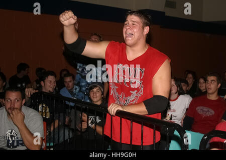 Superstar WWE Canadien Kevin Owens, puis à l'aide de son vrai nom de Kevin Steen, est vu dans ses premiers jours de lutte au cours d'un combat dans la ville de Québec samedi 4 septembre 2004. Banque D'Images