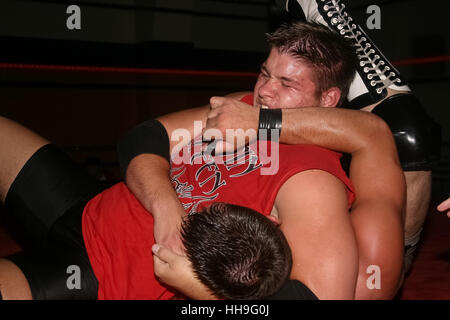 Superstar WWE Canadien Kevin Owens, puis à l'aide de son vrai nom de Kevin Steen, est vu dans ses premiers jours de lutte au cours d'un combat dans la ville de Québec samedi 4 septembre 2004. Banque D'Images