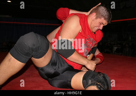 Superstar WWE Canadien Kevin Owens, puis à l'aide de son vrai nom de Kevin Steen, est vu dans ses premiers jours de lutte au cours d'un combat dans la ville de Québec Samedi 29 mai 2004. Banque D'Images