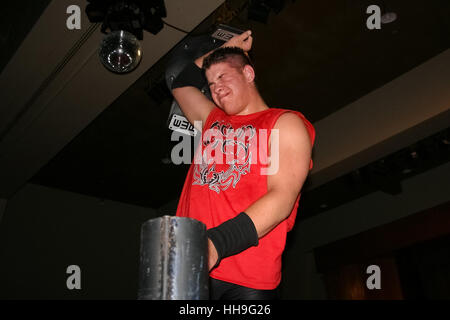 Superstar WWE Canadien Kevin Owens, puis à l'aide de son vrai nom de Kevin Steen, est vu dans ses premiers jours de lutte au cours d'un combat dans la ville de Québec Dimanche 30 mai 2004. Banque D'Images