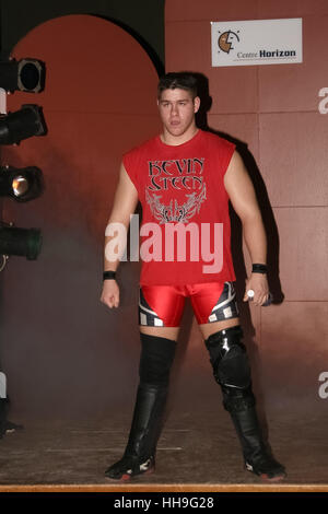 Superstar WWE Canadien Kevin Owens, puis à l'aide de son vrai nom de Kevin Steen, est vu dans ses premiers jours de lutte au cours d'un combat dans la ville de Québec samedi 8 janvier 2005. Banque D'Images