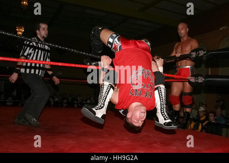 Superstar WWE Canadien Kevin Owens, puis à l'aide de son vrai nom de Kevin Steen, est vu dans ses premiers jours de lutte au cours d'un combat dans la ville de Québec samedi 8 janvier 2005. Banque D'Images